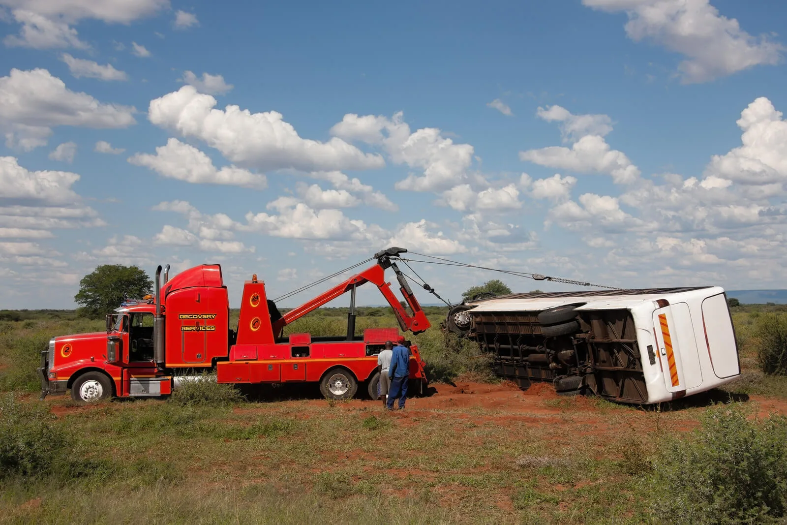 Heavy-duty recovery of an overturned bus